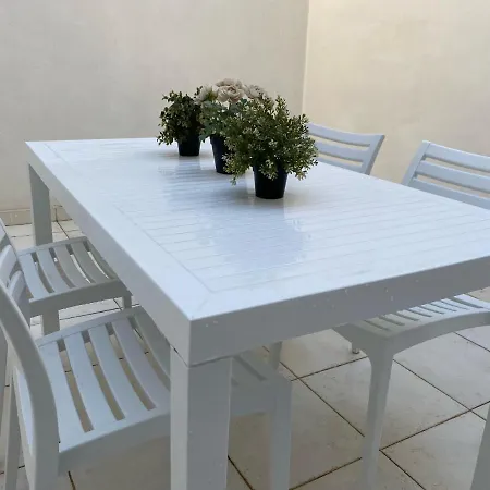 Modern 2 Bedroom דירה