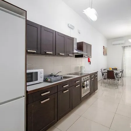 Apartment Modern 2 Bedroom *