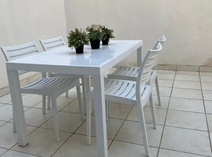 Modern 2 Bedroom Apartment